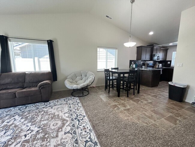 Building Photo - Beautiful 3 Bedroom Home In Caldwell - Spa...