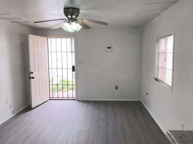 Building Photo - Manzano