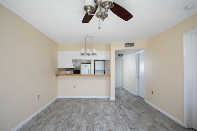 Foto del edificio - 2 bedroom 2 bathroom in Las Salinas Condo Association