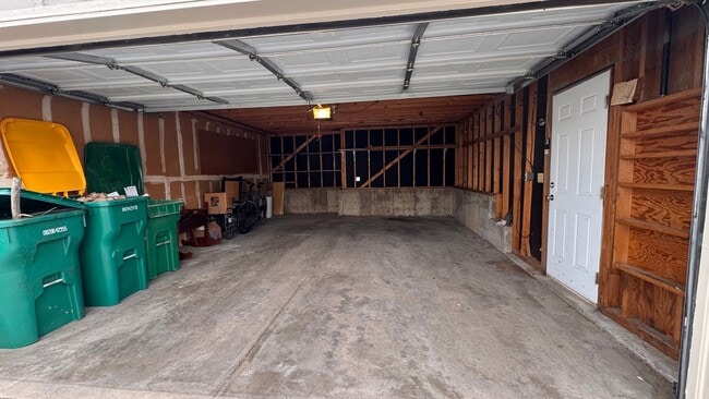 Building Photo - 3 bed 2.5 bath w/ garage, Great location off University and Dry Creek, close to Southglenn Mall a...