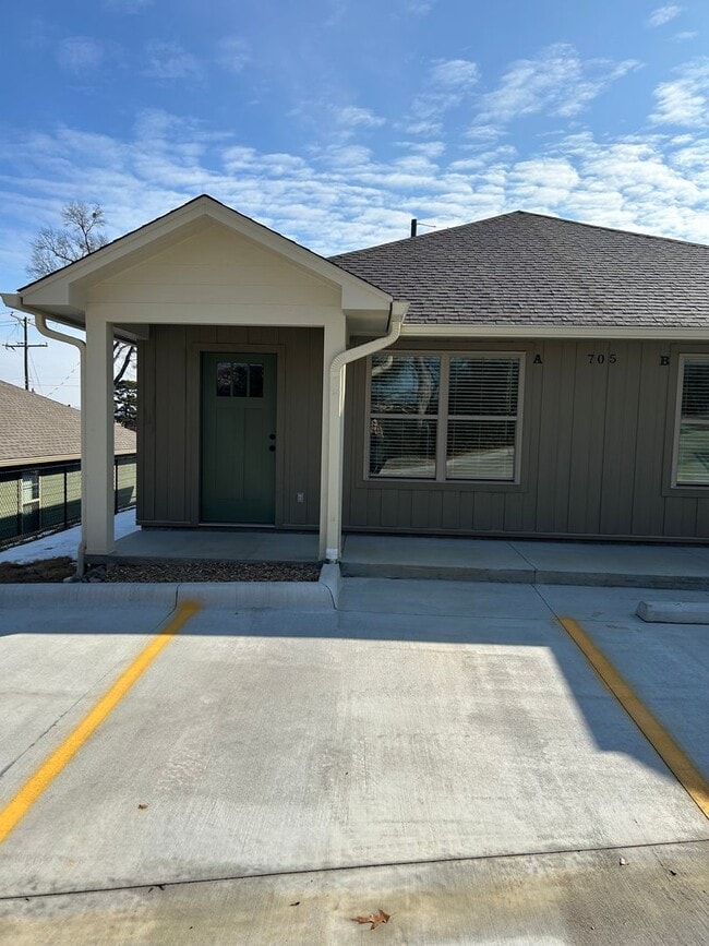 Building Photo - 705 W 12th St