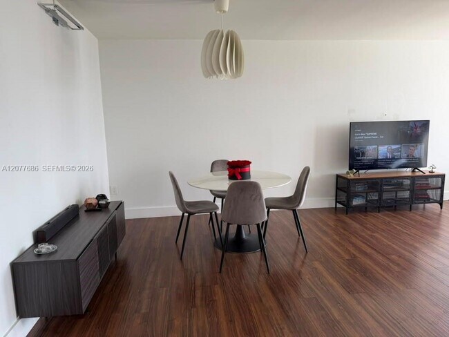 Foto del edificio - 3375 N Country Club Dr