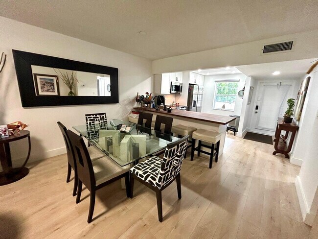 Foto del edificio - 1050 Country Club Dr