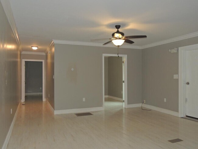 Building Photo - 620 Lovers Lane #1