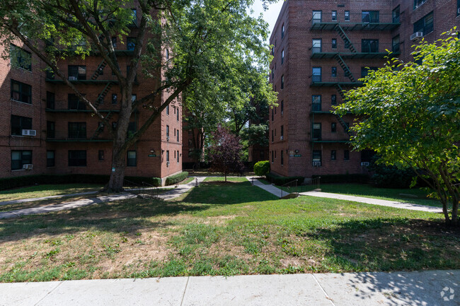 Building Photo - Riverdale Gardens