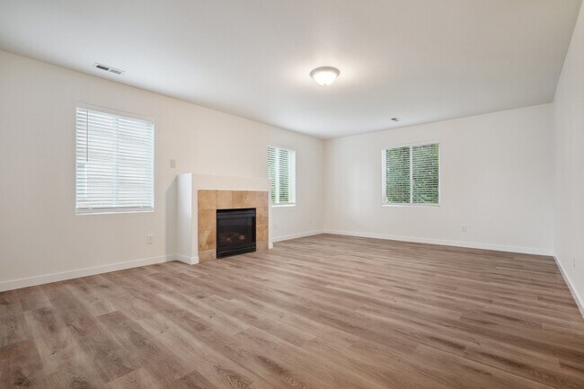 Building Photo - 2407 Redwood Ct