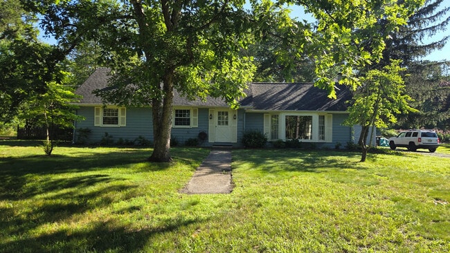 Building Photo - 44 N Lakeside Dr W
