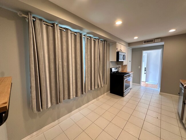 Foto del edificio - Beautiful 3BR/2BA Home with Large Backyard & Prime Location