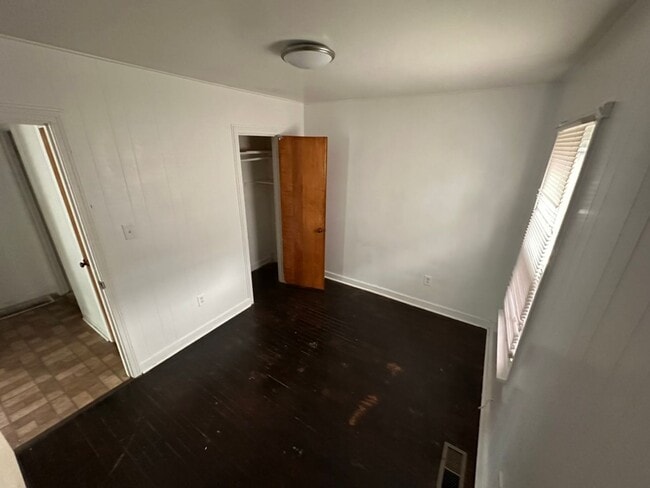 Building Photo - 3 Bed/ 1.5 Bath