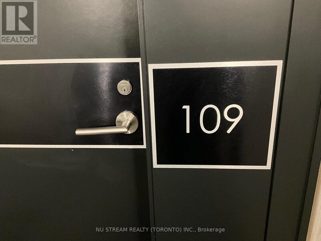 Primary Photo - 215 Fort York Blvd