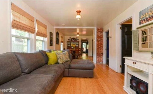 Building Photo - 3 br, 1 bath House - 305 Justice Ave