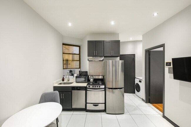 Building Photo - 172 W 107