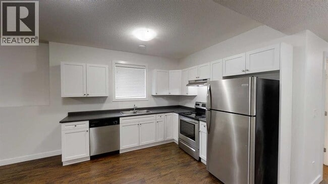 Building Photo - 9717-9112 112 Ave