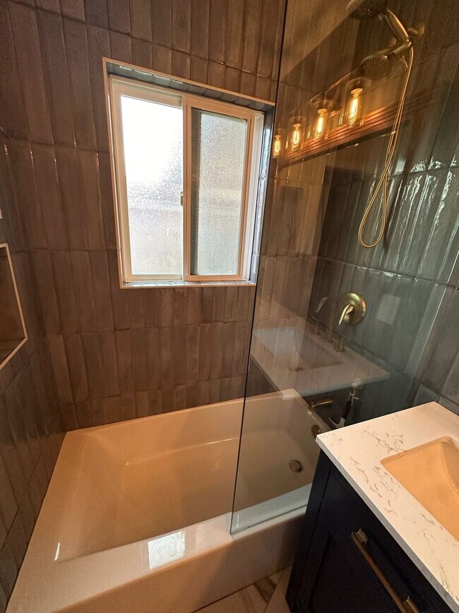 Building Photo - Three bedroom home in Long Beach available...