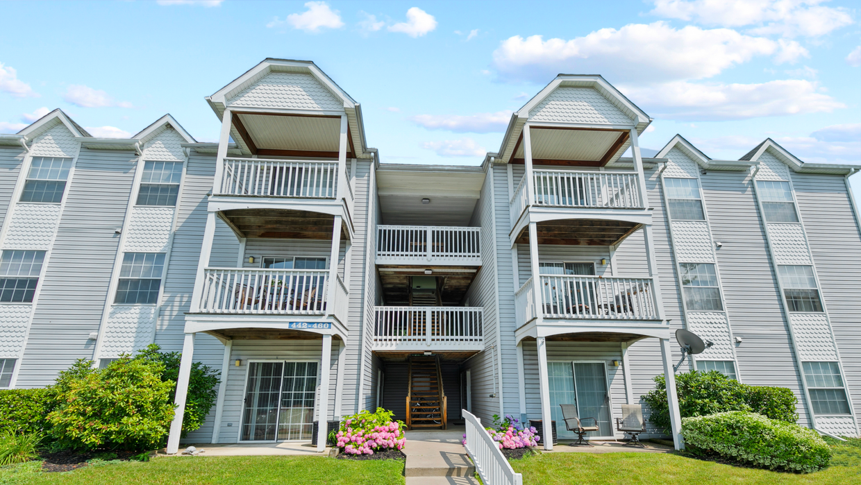 Primary Photo - Two Bedroom Contemporary Style Apartment o...