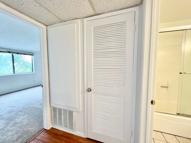 Building Photo - Spacious 1 Bedroom + Loft Condo in the Lindenwood Building – Bixby Knolls
