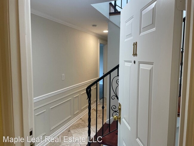 Building Photo - 2 br, 2.5 bath House - 1028 Lakeview Blvd ...
