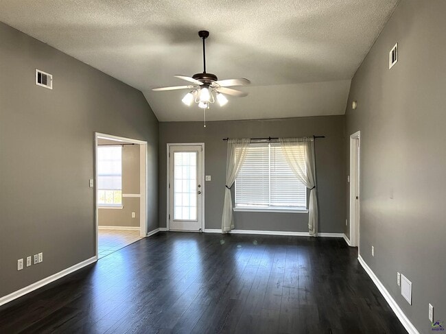 Building Photo - 116 Larkspur Ln