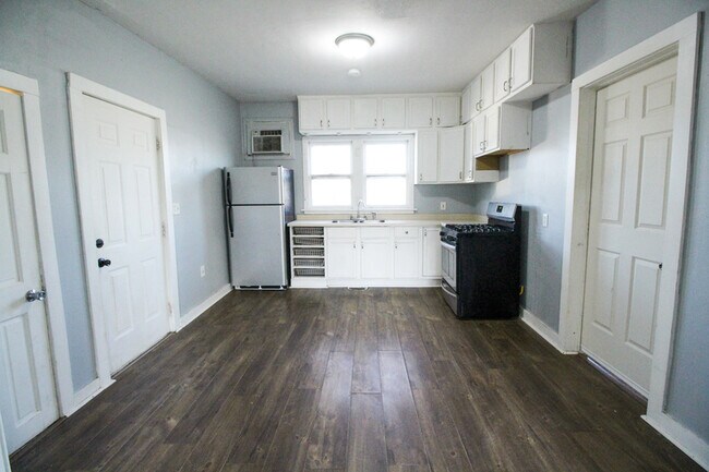 Foto del edificio - 310 W 8th Ave