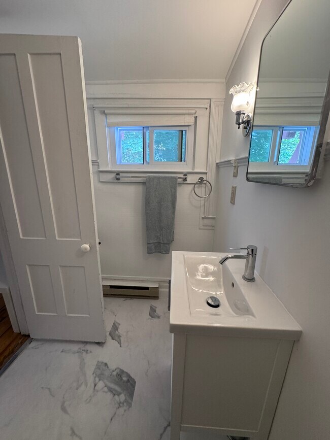 Baño nuevo - 38 Broad St