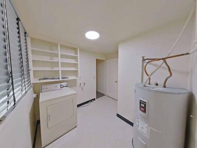 Foto del edificio - Private Large 4 Bedroom Home!