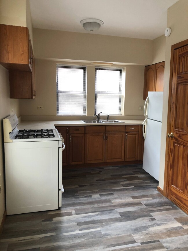 Cozy Kitchen area - 7900 S Essex