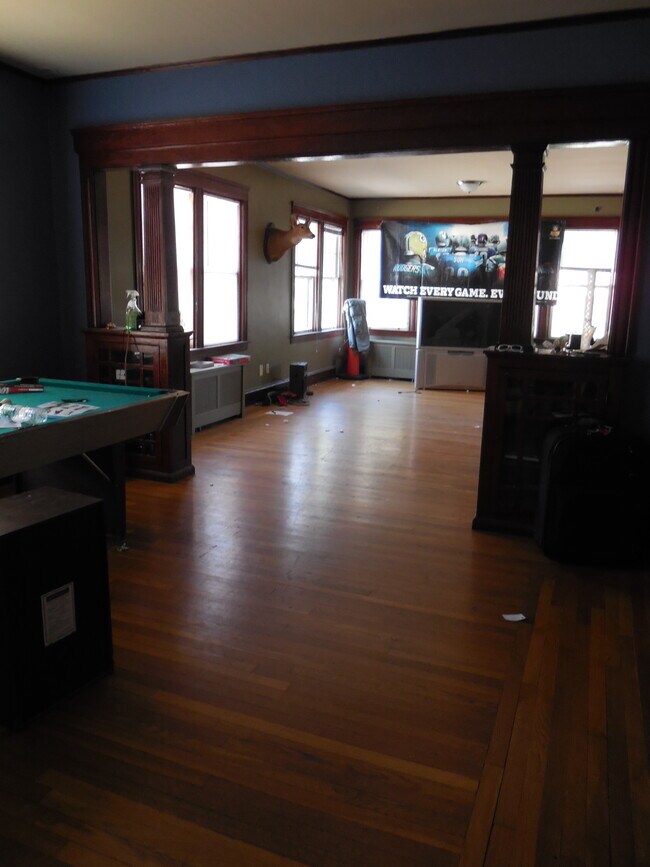 Building Photo - 594 River Ave