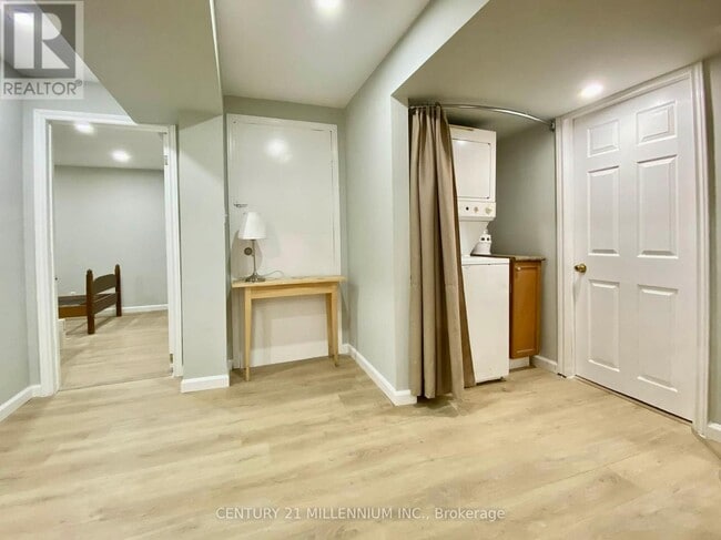 Photo du bâtiment - 248 Howard Crescent