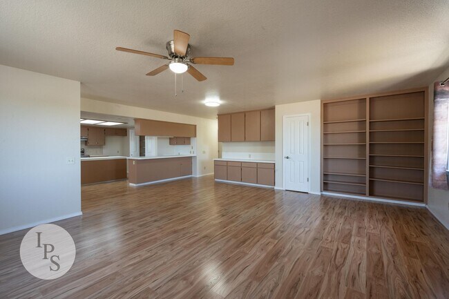 Building Photo - Fresno Westside Farm Home, 2BR/2BA, Built 1992 – Modern Updates!