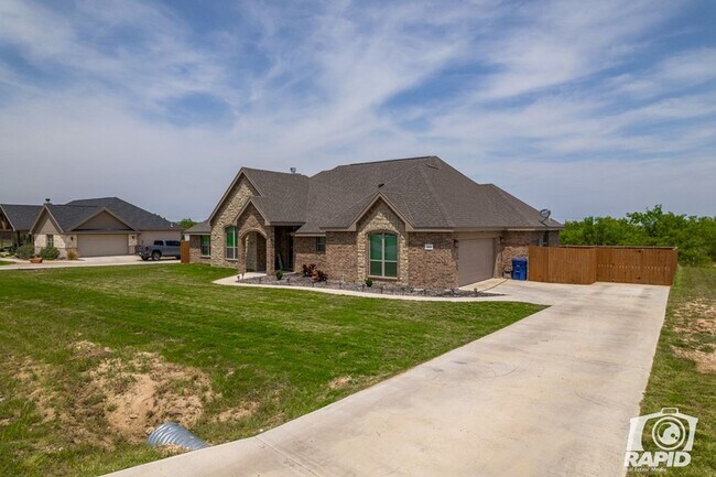 Foto del edificio - COMING SOON!! NOW AVAILABLE - Luxury Rental on Over an Acre!