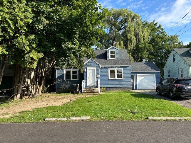 Foto del edificio - Lovely Home! Spacious home! Large front & back yard! Garage!