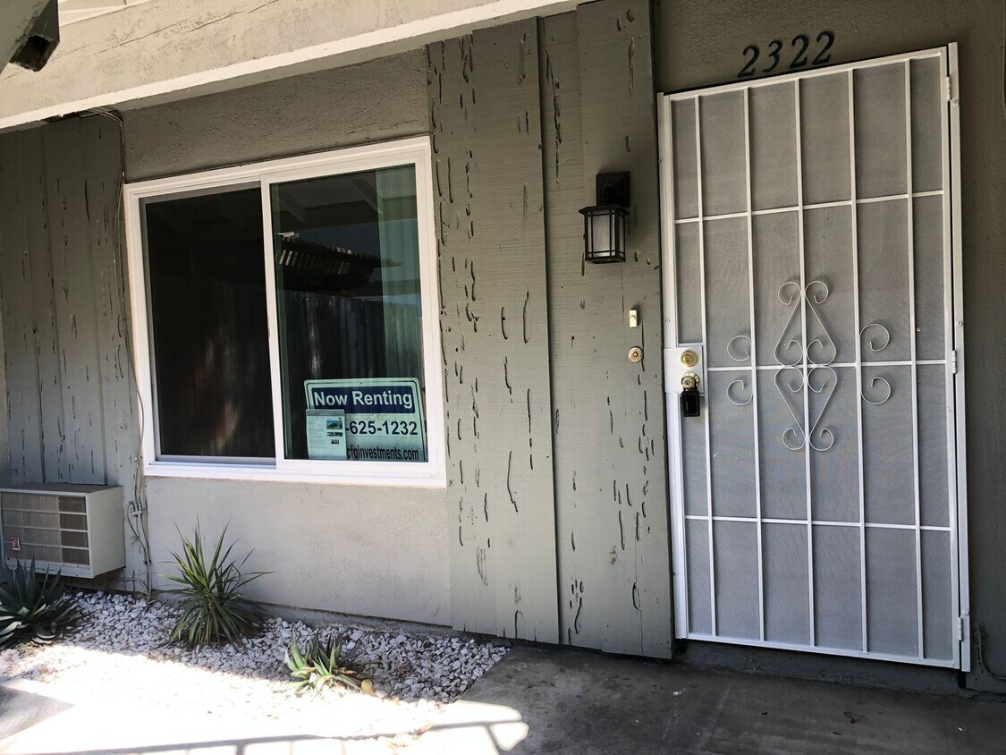 Santa Ana townhome style. 2 bed, 1 1/2 ba... - Santa Ana townhome style.  2 bed, 1 1/2 ba...