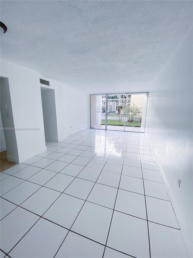 Foto del edificio - 870 NW 87th Ave
