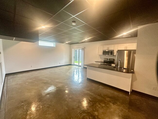 Building Photo - 1818 River Dr