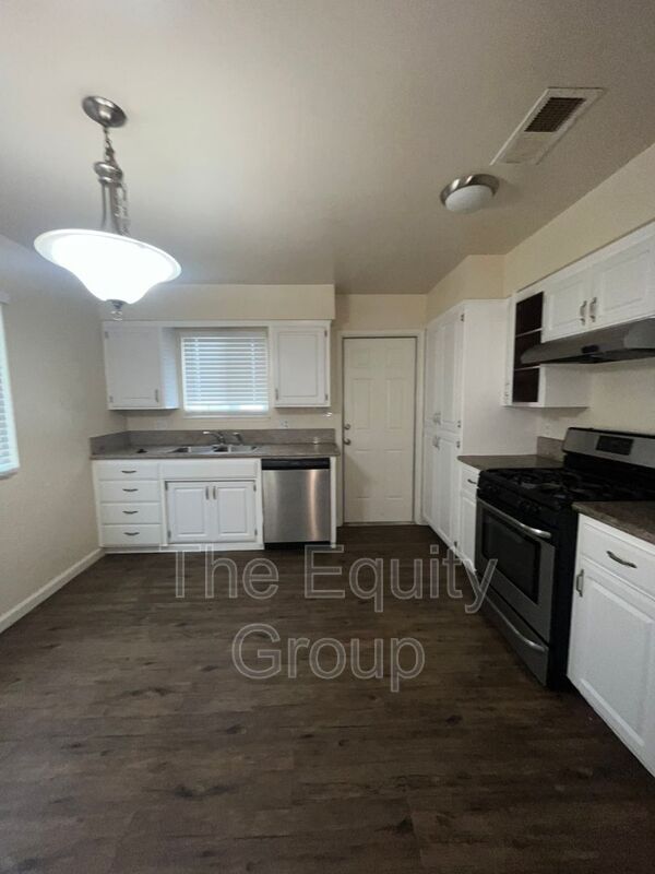Building Photo - 547 W Tulare Ave