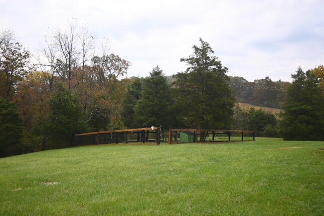 Foto del edificio - 615 Concord Rd