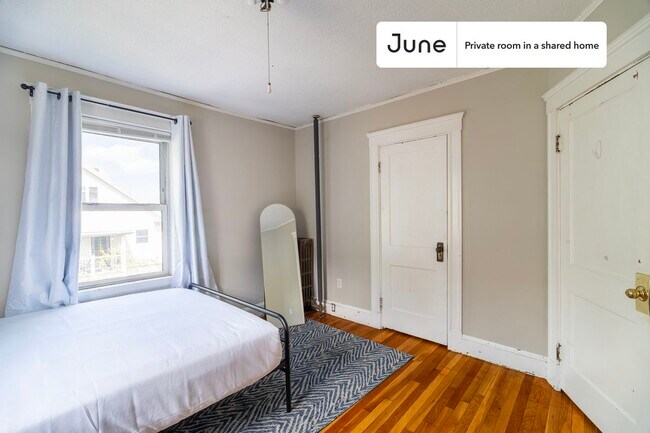 Foto del edificio - Private bedroom in 4 bed/1 bath Home