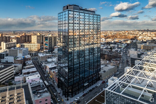 Building Photo - CMPND 15 Central