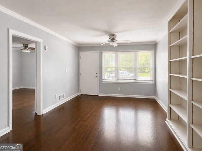 Building Photo - 147 Burnside St