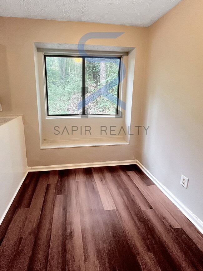 Photo - Move in before November 15th and choose yo... Apartment