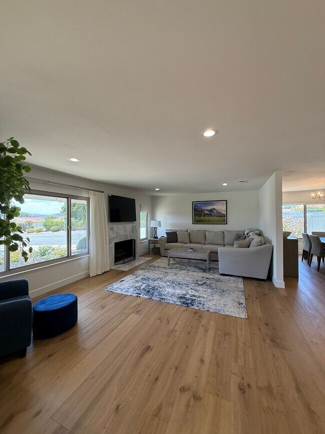 Foto del edificio - Gorgeous Remodeled 2Br/2Ba house W/2 Car attached  Garage in Oaks North