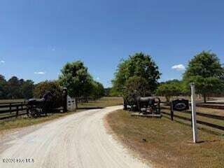 Foto del edificio - 245 Blue Valley Rd