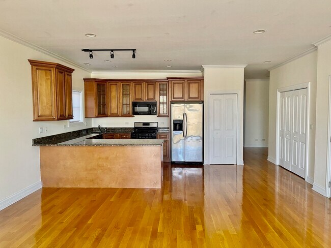 Building Photo - 6545 N Sacramento Ave