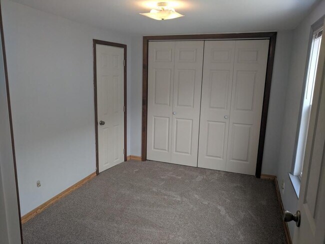 Building Photo - 122 W Cedar Street A