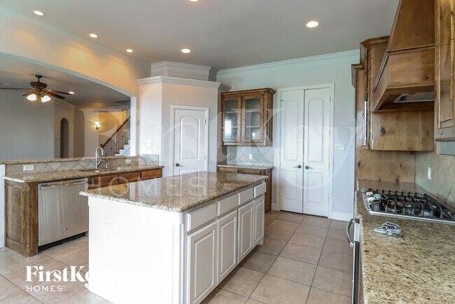 Building Photo - 723 La Paloma Rd