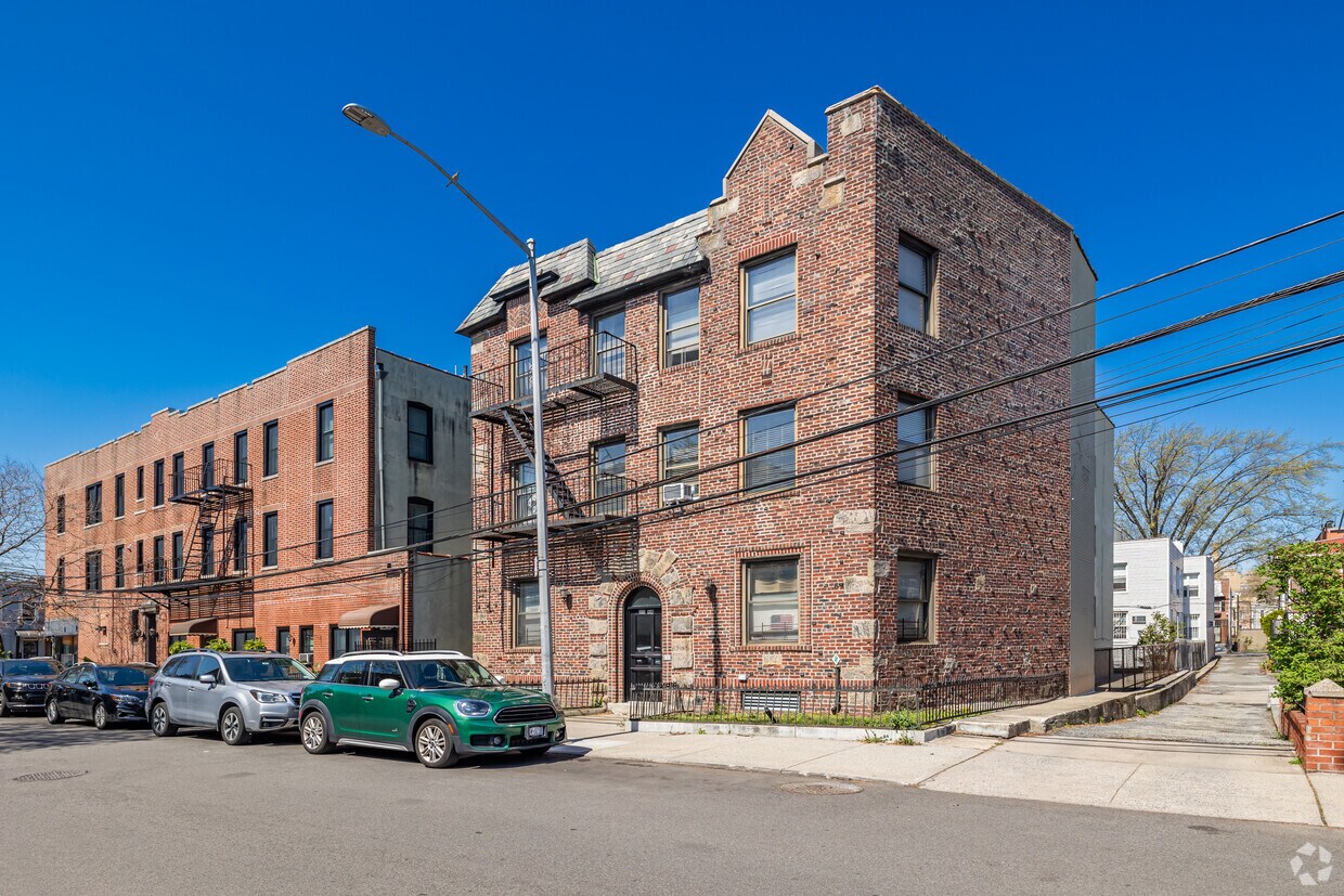 Foto principal - 23-84 26th St