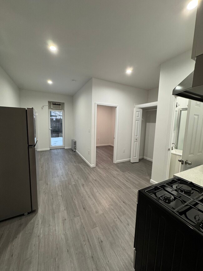 Building Photo - 16 Conselyea St