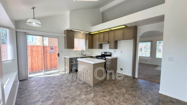 Foto del edificio - 12780 Pan Am Blvd