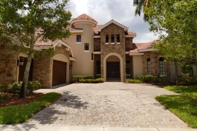 Building Photo - 10400 Versailles Blvd