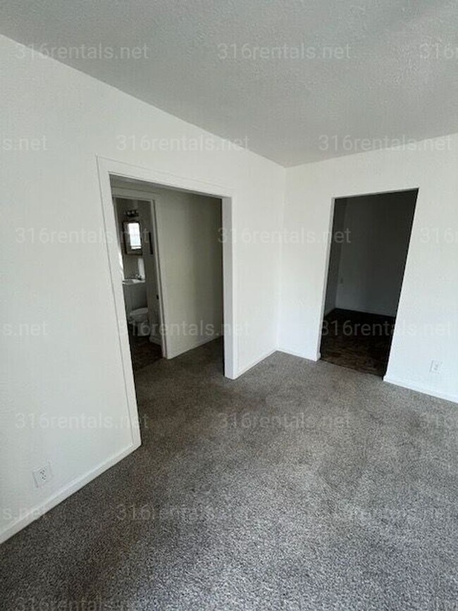 Foto del edificio - $1100 - 3 bed 2 bath - Single Family Home *COMING SOON*